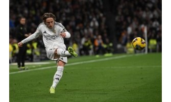 39-årige Luka Modrić sender et mål i verdensklasse