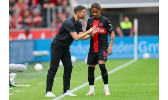 Bayer 04 Leverkusen-cheftræner Xabi Alonso vandt den bedste træner-ære