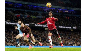 Pep Guardiola blev trøstet af Manchester Uniteds unge spiller Amad Diallo